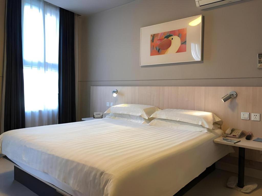 Jinjiang Expo Park Pusan Rd Hotel 3*